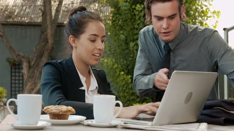 Wide shot of two attractive young and exited professionals, brainstorming there Vidéo 199634622