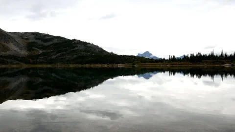 Wide shot view of Upper Dewey Lake in Skagway, Alaska Vidéo 122013167