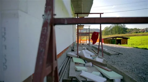 Wide shot of work site with styrofoam on house walls and ground Vídeos de archivo 42323119