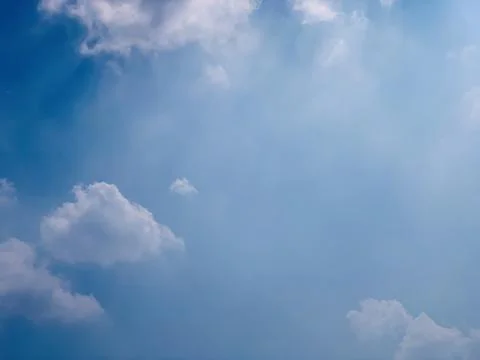 Wide Static Cloudscape and Blue Sky Over Jakarta Indonesia Foto stock