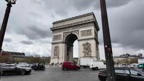 Wide Static Framed Shot of Arc de Triomphe and Bustling Roundabout Traffic Vídeos de archivo 332602164