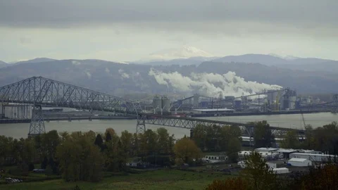 Wide static of Mt St Helens with Industrial Foreground 動画素材 82772118