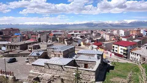 A wide static panoramic shot of Erzurum city, featuring ancient stone buildings Vídeos de archivo 334309159