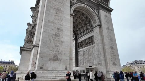 Wide Static Shot of Arc de Triomphe and Dynamic Roundabout Traffic in Paris Vídeos de archivo 332602158