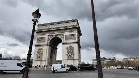 Wide Static Shot of Arc de Triomphe and City Traffic in Paris Stockbeeldmateriaal 332602167