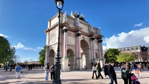 Wide static shot of the Arc de Triomphe du Carrousel with tourists walking Vídeos de archivo 332664104