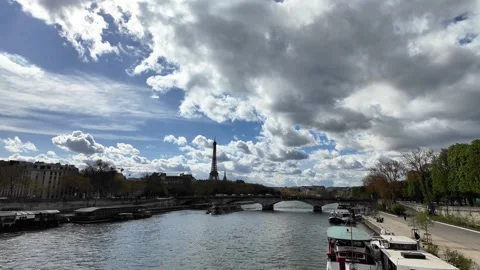 Wide Static Shot of Eiffel Tower Silhouette under Dramatic Cloudy Sky Stockbeeldmateriaal 332602149