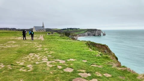 Wide static shot of the iconic cliffs and sea arch of Étretat Vídeos de archivo 332861960