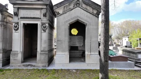 Wide static shot of a main path in the Père Lachaise Cemetery Vídeos de archivo 332676115