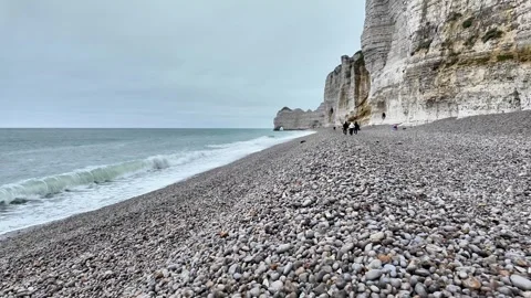 Wide static shot of the massive white limestone cliffs and pebble beach in Étret Vídeos de archivo 332861992
