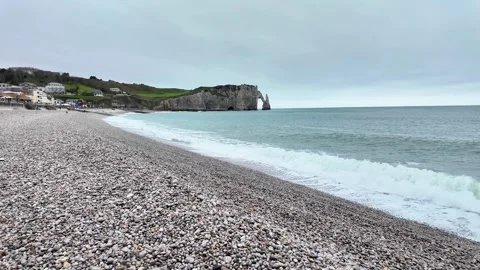 Wide static shot of the massive white limestone cliffs and pebble beach in Étret Vídeos de archivo 332861994