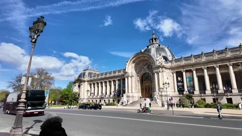 Wide Static Shot of Petit Palais Museum and City Traffic in Paris Vídeos de archivo 332602161