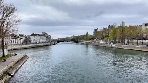 Wide static shot of the Seine River with historic architecture and the Pont Sain Vídeos de archivo 332660237