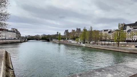Wide static shot of the Seine River with historic architecture and the Pont Sain Vídeos de archivo 332660270