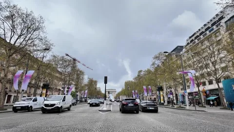 Wide Static Shot of Traffic on Champs-Élysées Avenue Facing Arc de Triomphe Vídeos de archivo 332602177