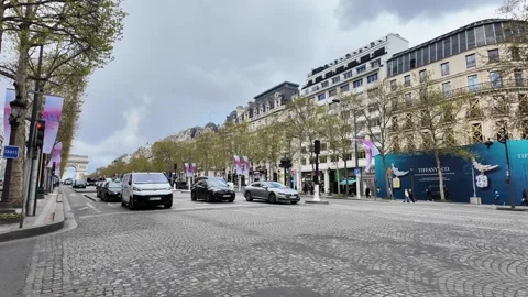 Wide Static Shot of Traffic on Champs-Élysées Avenue with Arc de Triomphe Vídeos de archivo 332602178