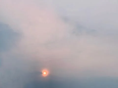 Wide Static View of Hazy Sun and Cloudy Sky in Jakarta Stock-Fotos