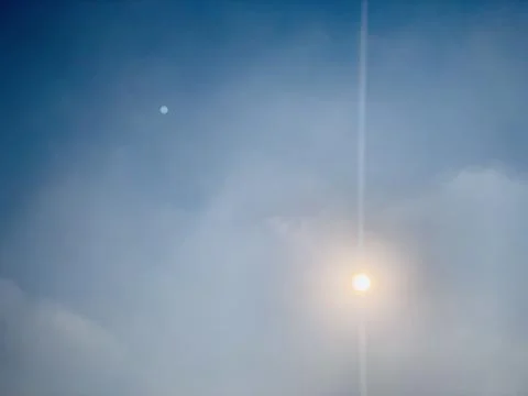Wide Static View of Sun in Hazy Sky Over Jakarta Indonesia Stock-Fotos