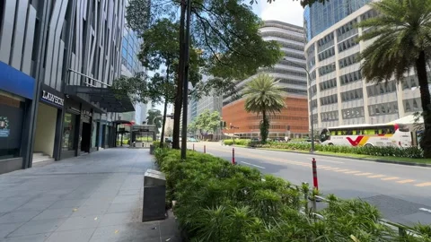 Wide sunlit boulevard traffic scene in Makati financial district Manila 4K Vídeos de archivo 337448839