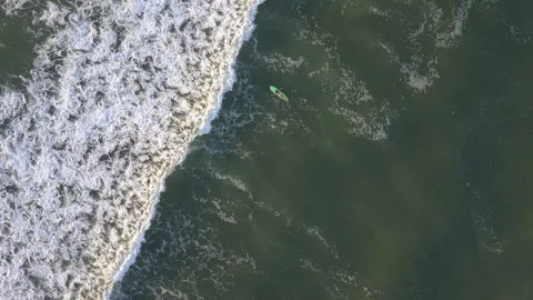 Wide of surfer in waves Video stock 140361190