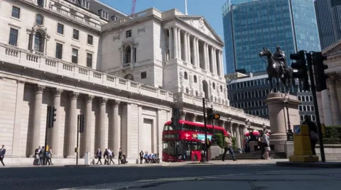 Wide time lapse of commuters and traffic outside the Bank of England Vídeos de archivo 64127823