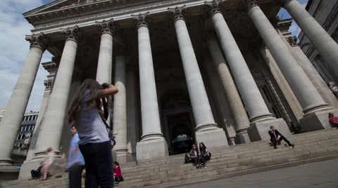 Wide Time lapse of Royal Exchange London with tourists and city workers Vídeos de archivo 64127955