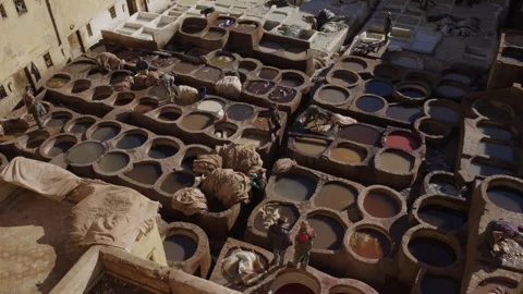 Wide top down shot of tannery leather workers dyeing leather in Fes Stock Footage 265489182