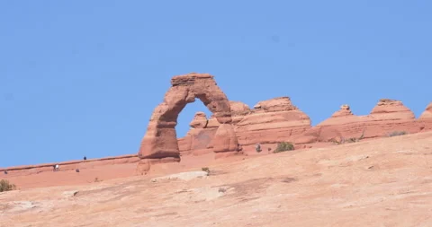 Wide of tourists exploring the Delicate Arch in Arches National Park, Utah 스톡 동영상 303407253