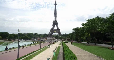 Wide tracking shot of the Eiffel tower seen from the esplanade of Trocadero Video stock 156605467