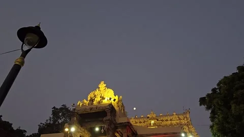 A wide twilight angle gently zooms in on the golden structures of Padmanabhaswam 库存影片 341737205