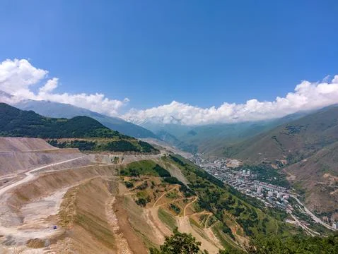 Wide valley view showing active mining operation Stock-Fotos