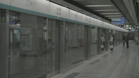 Wide View Along Beijing Subway Platform Screen Doors 스톡 동영상 341457211