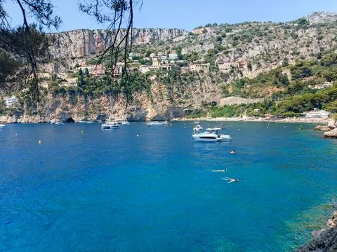 Wide View of Cap d'Ail Bay with Boats and Coastal Cliffs Stockfoto's
