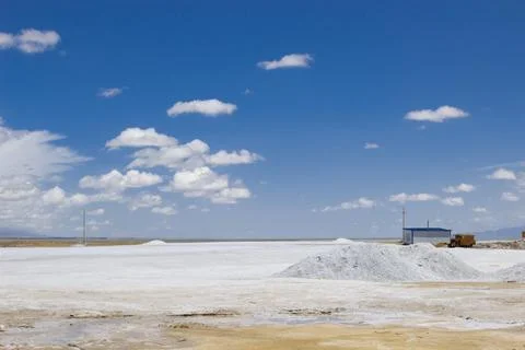 Wide view of Chaka Salt Lake salt field in Qinghai, China Stock Photos