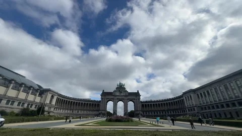 Wide view of Cinquantenaire Arch and park in Brussels Vídeo Stock 320934878