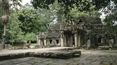 Wide view courtyard in the ruins of banteay kdei temple at angkor wat, siem reap Stock Footage