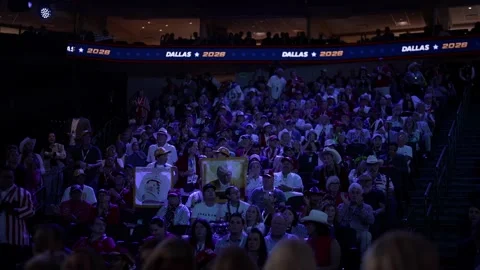 Wide view of delegates in the arena holding signs, RNC Dallas 2026 Vídeos de archivo 345274979