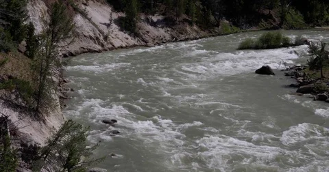 Wide view of a green river 4k 24fps rev 2 Vídeo Stock 77307153