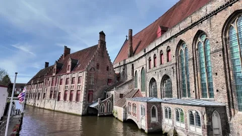 Wide view of the historic St. John's Hospital brick architecture along a Bruges Vídeos de archivo 333200899