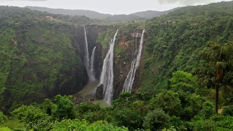 A wide view of Jog Falls showcasing cascading water and scenic natural land.. Vidéo 337042543