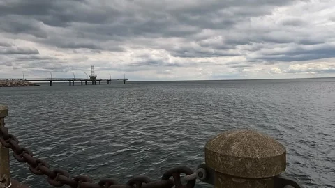 Wide view of a lakeside park and pier along Lake Ontario on a cool cloudy day Stockbeeldmateriaal 339070896