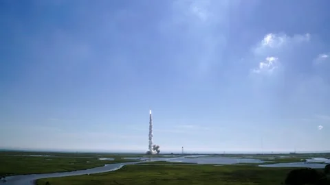 Wide View of a Launch of a Space Rocket in a Green Field. Vidéo 262628253