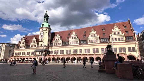 Wide view of Leipzig Old Town Hall and lively Market Square on sunny day 库存影片 338094497