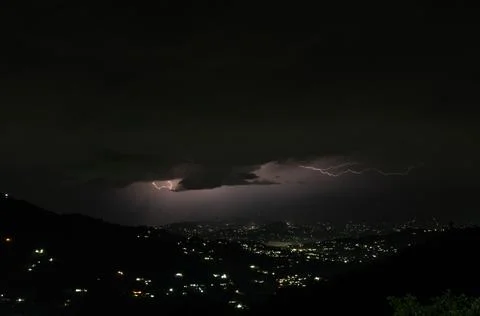 Wide view of a lightning storm over a mountain town in Himachal Pradesh. 库存照片