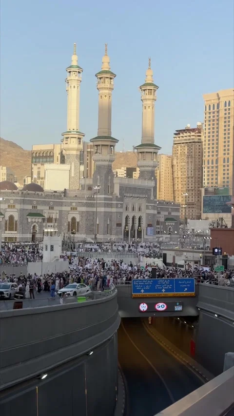 Wide View of Masjid al Haram and Pilgrims Walking in Mecca During Hajj season. Stock Footage 339073870