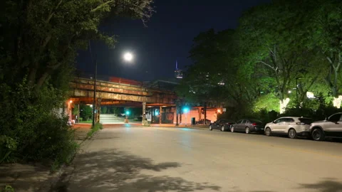 Wide view of metro bridge over street in downtown Chicago at night. Traffic 스톡 동영상 317064089