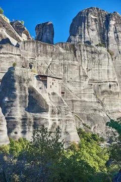 Wide view of Monastery of St. Nicholas Anapausas and sandstone rock pillars u Stockfoto's