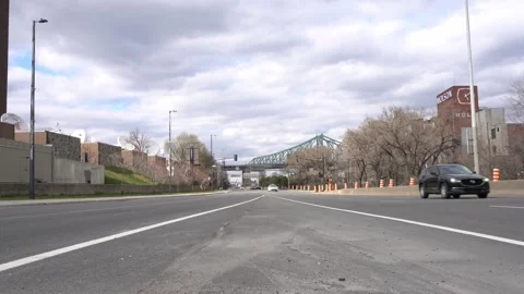 A wide view of a multi-lane city highway in Montreal under a cloudy sky Vidéo 334330085