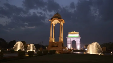 Wide view at night of india gate, canopy and fountain at new delhi, india 스톡 동영상 111256397