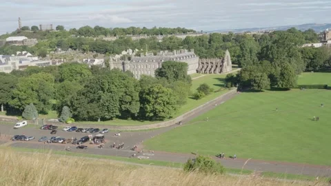 Wide view over Holyrood Park and Palace of Holyroodhouse in Edinburgh Vídeo Stock 345121020